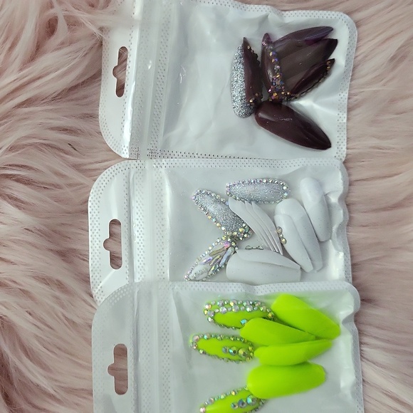 Brand New 3CT. BUNDLE RHINESTONE ACCENT False Nails-M - Picture 1 of 5